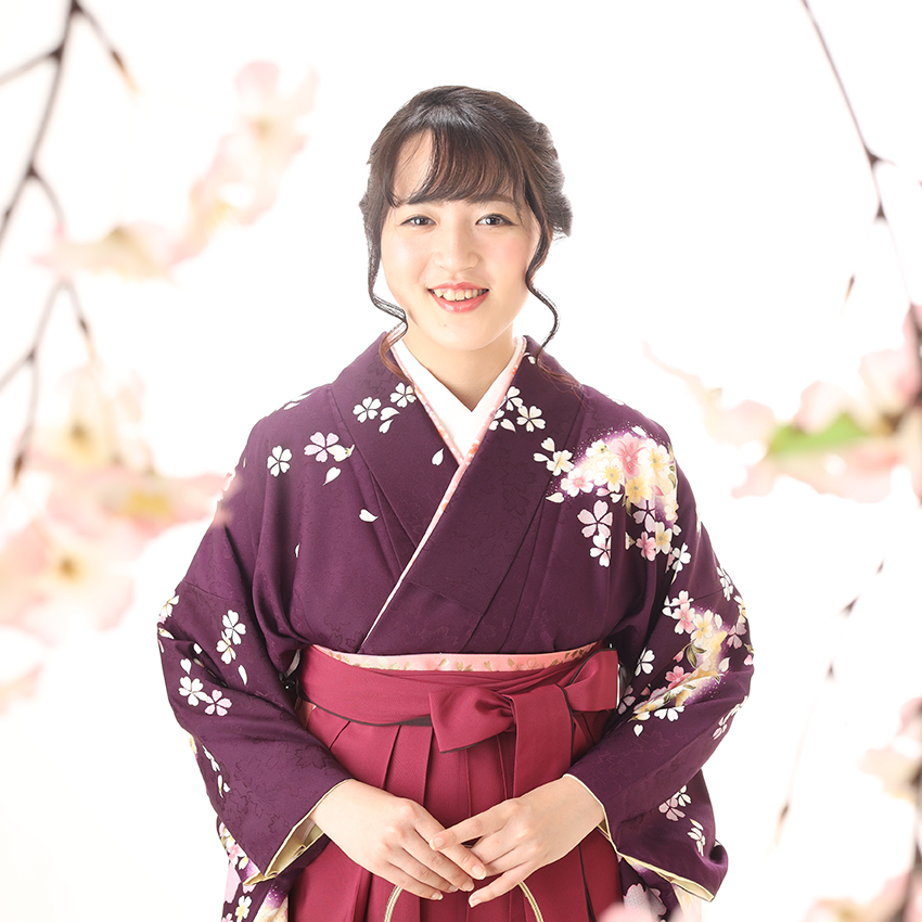 ご本人様の撮影、ご家族様の撮影をさせて頂きます。小物や卒業証書などたくさんの撮影を行います。