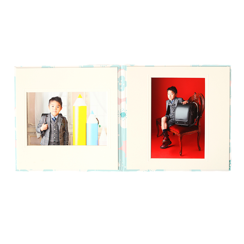 お子様の記念を昔ながらの台紙とお写真に残します。節目節目で見たくなるような可愛いお写真をご提供いたします。